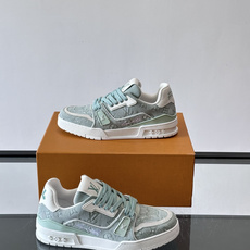 驴家 新配色 trainer运动鞋,本款 LV Trainer 运动鞋取材柔软粒面小牛皮,呈现纯净色调, 驴家 新配色 trainer运动鞋,本款 LV Trainer 运动鞋取材柔软粒面小牛皮,呈现纯净色调,
