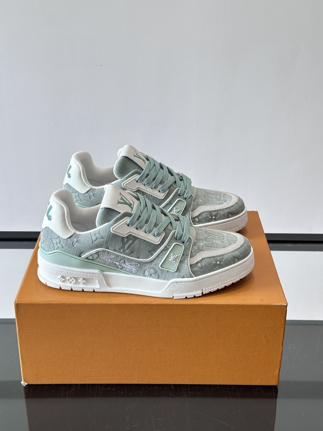 驴家 新配色 trainer运动鞋，本款 LV Trainer 运动鞋取材柔软粒面小牛皮，呈现纯净色调，