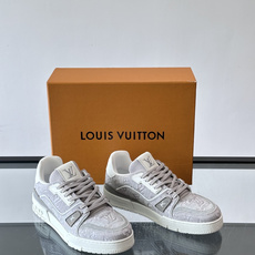 驴家 新配色 trainer运动鞋,本款 LV Trainer 运动鞋取材柔软粒面小牛皮,呈现纯净色调, 驴家 新配色 trainer运动鞋,本款 LV Trainer 运动鞋取材柔软粒面小牛皮,呈现纯净色调,