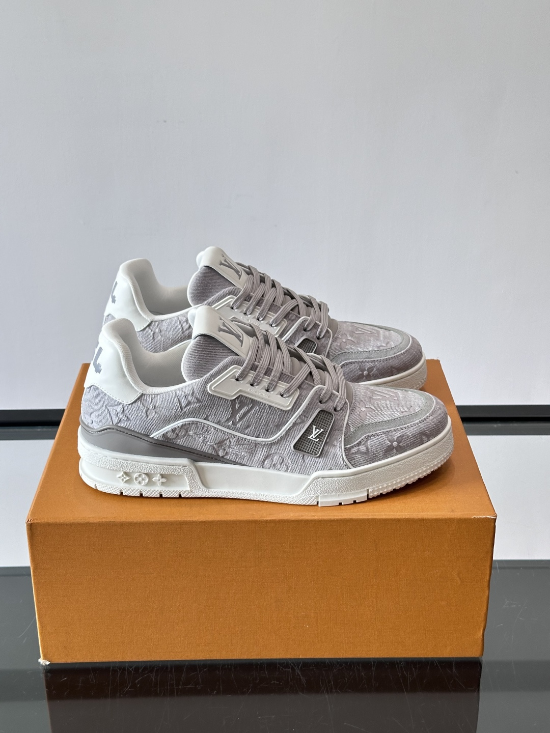 驴家 新配色 trainer运动鞋，本款 LV Trainer 运动鞋取材柔软粒面小牛皮，呈现纯净色调，