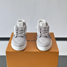 驴家 新配色 trainer运动鞋,本款 LV Trainer 运动鞋取材柔软粒面小牛皮,呈现纯净色调, 驴家 新配色 trainer运动鞋,本款 LV Trainer 运动鞋取材柔软粒面小牛皮,呈现纯净色调,
