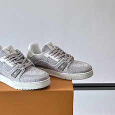 驴家 新配色 trainer运动鞋,本款 LV Trainer 运动鞋取材柔软粒面小牛皮,呈现纯净色调, 驴家 新配色 trainer运动鞋,本款 LV Trainer 运动鞋取材柔软粒面小牛皮,呈现纯净色调,