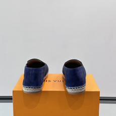 LV Monogram 帆布渔夫鞋(EsPadrilles),老花帆布鞋面搭配草编鞋底,一脚蹬的 LV Monogram 帆布渔夫鞋(EsPadrilles),老花帆布鞋面搭配草编鞋底,一脚蹬的