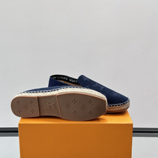 LV Monogram 帆布渔夫鞋(EsPadrilles),老花帆布鞋面搭配草编鞋底,一脚蹬的 LV Monogram 帆布渔夫鞋(EsPadrilles),老花帆布鞋面搭配草编鞋底,一脚蹬的