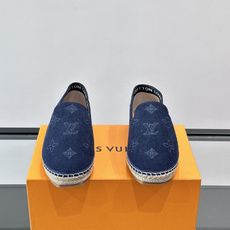 LV Monogram 帆布渔夫鞋(EsPadrilles),老花帆布鞋面搭配草编鞋底,一脚蹬的 LV Monogram 帆布渔夫鞋(EsPadrilles),老花帆布鞋面搭配草编鞋底,一脚蹬的
