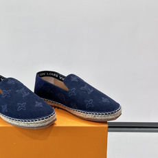 LV Monogram 帆布渔夫鞋(EsPadrilles),老花帆布鞋面搭配草编鞋底,一脚蹬的 LV Monogram 帆布渔夫鞋(EsPadrilles),老花帆布鞋面搭配草编鞋底,一脚蹬的