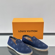 LV Monogram 帆布渔夫鞋(EsPadrilles),老花帆布鞋面搭配草编鞋底,一脚蹬的 LV Monogram 帆布渔夫鞋(EsPadrilles),老花帆布鞋面搭配草编鞋底,一脚蹬的