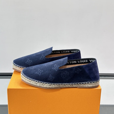 LV Monogram 帆布渔夫鞋(EsPadrilles),老花帆布鞋面搭配草编鞋底,一脚蹬的 LV Monogram 帆布渔夫鞋(EsPadrilles),老花帆布鞋面搭配草编鞋底,一脚蹬的