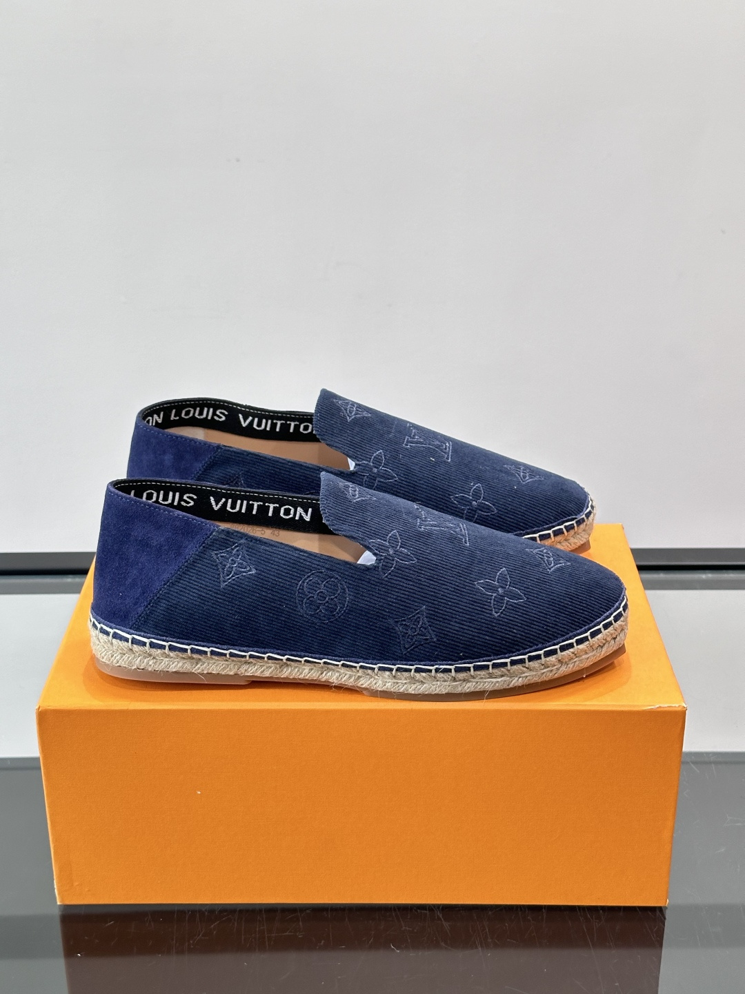 ​​LV Monogram 帆布渔夫鞋（EsPadrilles）​​，老花帆布鞋面搭配草编鞋底，一脚蹬的