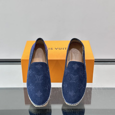 LV Monogram 帆布渔夫鞋(EsPadrilles),老花帆布鞋面搭配草编鞋底,一脚蹬的 LV Monogram 帆布渔夫鞋(EsPadrilles),老花帆布鞋面搭配草编鞋底,一脚蹬的