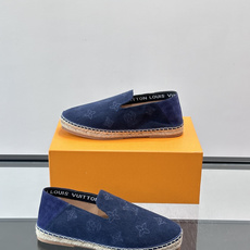 LV Monogram 帆布渔夫鞋(EsPadrilles),老花帆布鞋面搭配草编鞋底,一脚蹬的 LV Monogram 帆布渔夫鞋(EsPadrilles),老花帆布鞋面搭配草编鞋底,一脚蹬的