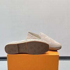 LV Monogram 帆布渔夫鞋(EsPadrilles),老花帆布鞋面搭配草编鞋底,一脚蹬的 LV Monogram 帆布渔夫鞋(EsPadrilles),老花帆布鞋面搭配草编鞋底,一脚蹬的