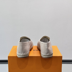 LV Monogram 帆布渔夫鞋(EsPadrilles),老花帆布鞋面搭配草编鞋底,一脚蹬的 LV Monogram 帆布渔夫鞋(EsPadrilles),老花帆布鞋面搭配草编鞋底,一脚蹬的