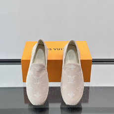 LV Monogram 帆布渔夫鞋(EsPadrilles),老花帆布鞋面搭配草编鞋底,一脚蹬的 LV Monogram 帆布渔夫鞋(EsPadrilles),老花帆布鞋面搭配草编鞋底,一脚蹬的
