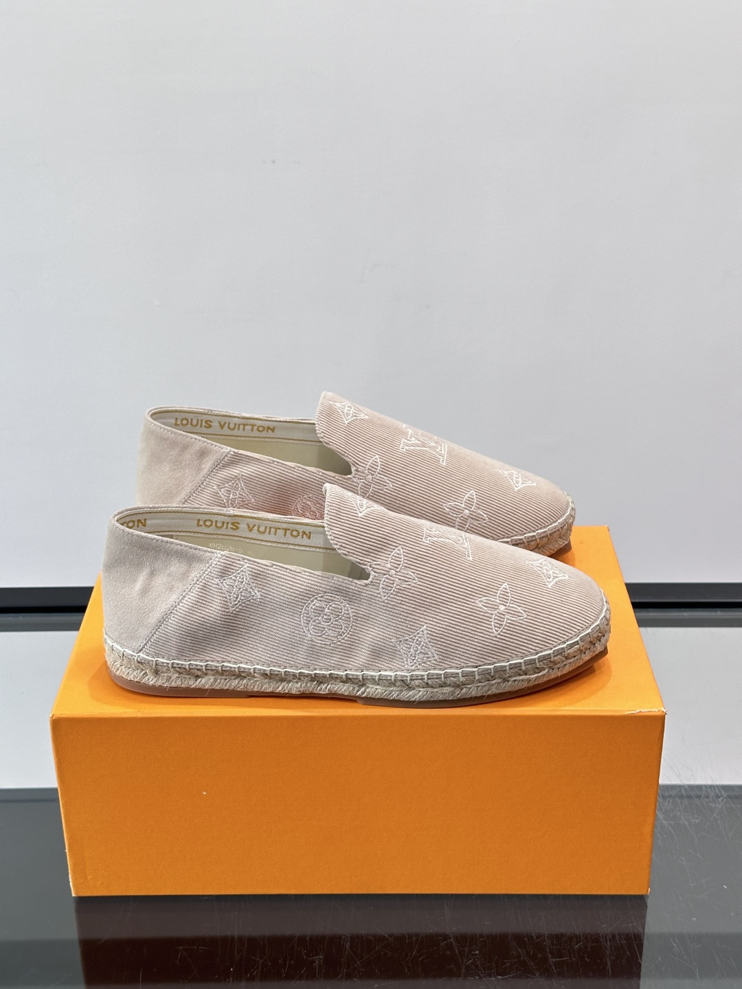 ​​LV Monogram 帆布渔夫鞋（EsPadrilles）​​，老花帆布鞋面搭配草编鞋底，一脚蹬的