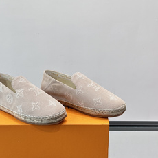 LV Monogram 帆布渔夫鞋(EsPadrilles),老花帆布鞋面搭配草编鞋底,一脚蹬的 LV Monogram 帆布渔夫鞋(EsPadrilles),老花帆布鞋面搭配草编鞋底,一脚蹬的