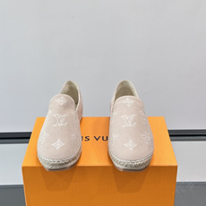 LV Monogram 帆布渔夫鞋(EsPadrilles),老花帆布鞋面搭配草编鞋底,一脚蹬的 LV Monogram 帆布渔夫鞋(EsPadrilles),老花帆布鞋面搭配草编鞋底,一脚蹬的