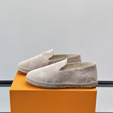 LV Monogram 帆布渔夫鞋(EsPadrilles),老花帆布鞋面搭配草编鞋底,一脚蹬的 LV Monogram 帆布渔夫鞋(EsPadrilles),老花帆布鞋面搭配草编鞋底,一脚蹬的