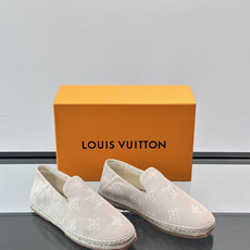 LV Monogram 帆布渔夫鞋(EsPadrilles),老花帆布鞋面搭配草编鞋底,一脚蹬的 LV Monogram 帆布渔夫鞋(EsPadrilles),老花帆布鞋面搭配草编鞋底,一脚蹬的