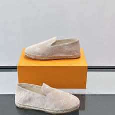 LV Monogram 帆布渔夫鞋(EsPadrilles),老花帆布鞋面搭配草编鞋底,一脚蹬的 LV Monogram 帆布渔夫鞋(EsPadrilles),老花帆布鞋面搭配草编鞋底,一脚蹬的