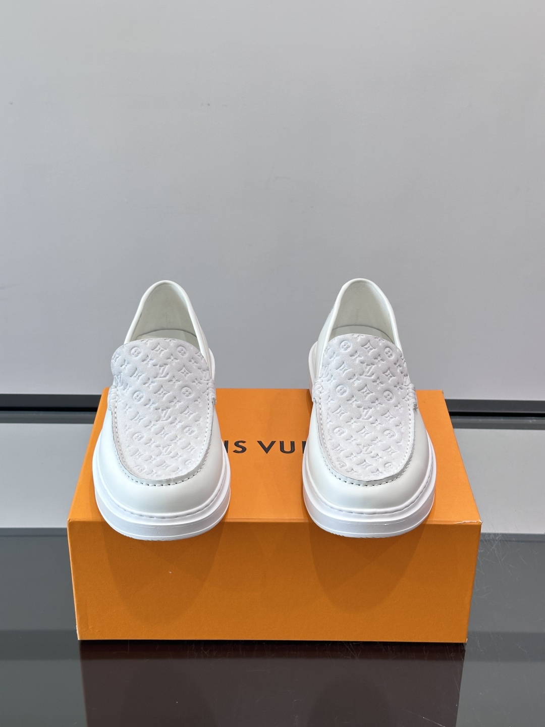 ​​LV PrePPy 莫卡辛鞋，麂皮鞋面搭配 Monogram 老花内衬，厚底设计。PrePPy 系列