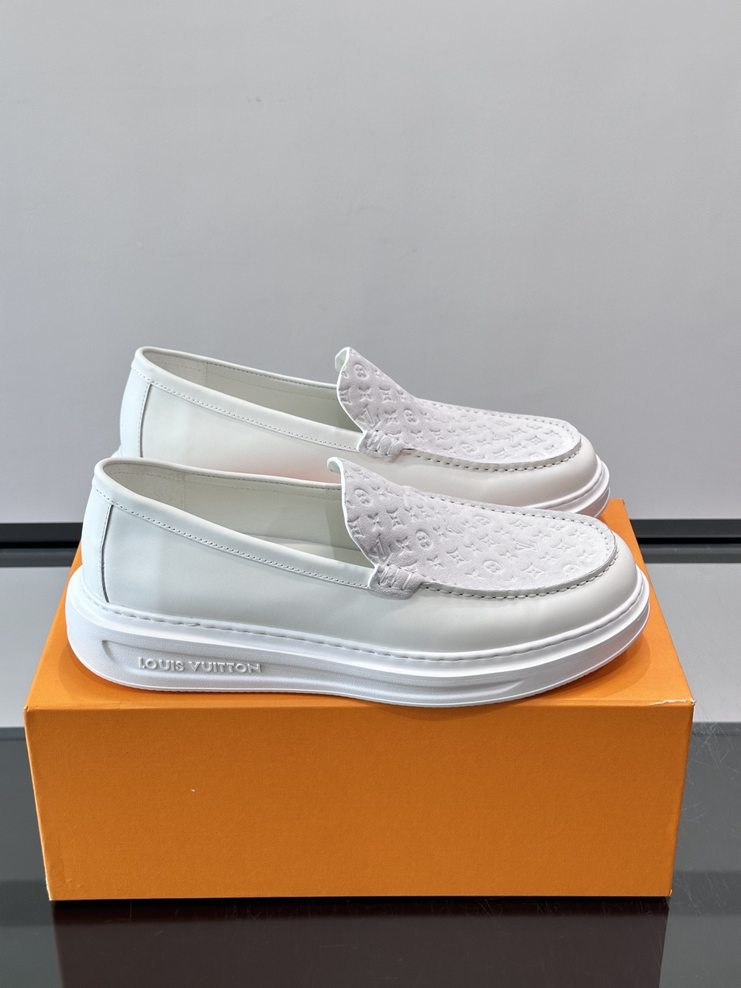 ​​LV PrePPy 莫卡辛鞋，麂皮鞋面搭配 Monogram 老花内衬，厚底设计。PrePPy 系列