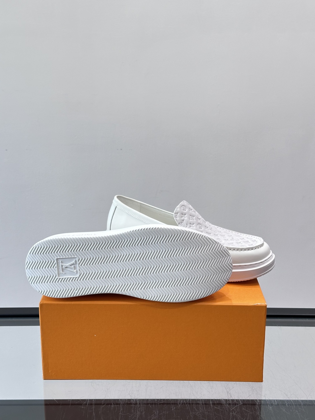 ​​LV PrePPy 莫卡辛鞋，麂皮鞋面搭配 Monogram 老花内衬，厚底设计。PrePPy 系列