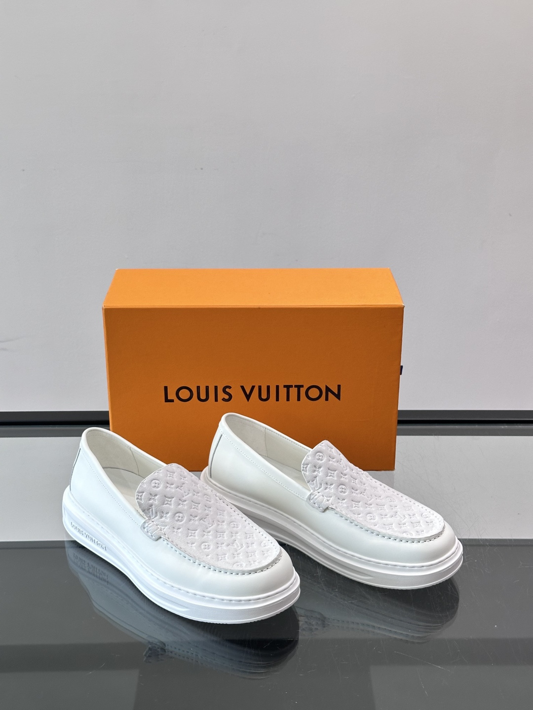 ​​LV PrePPy 莫卡辛鞋，麂皮鞋面搭配 Monogram 老花内衬，厚底设计。PrePPy 系列
