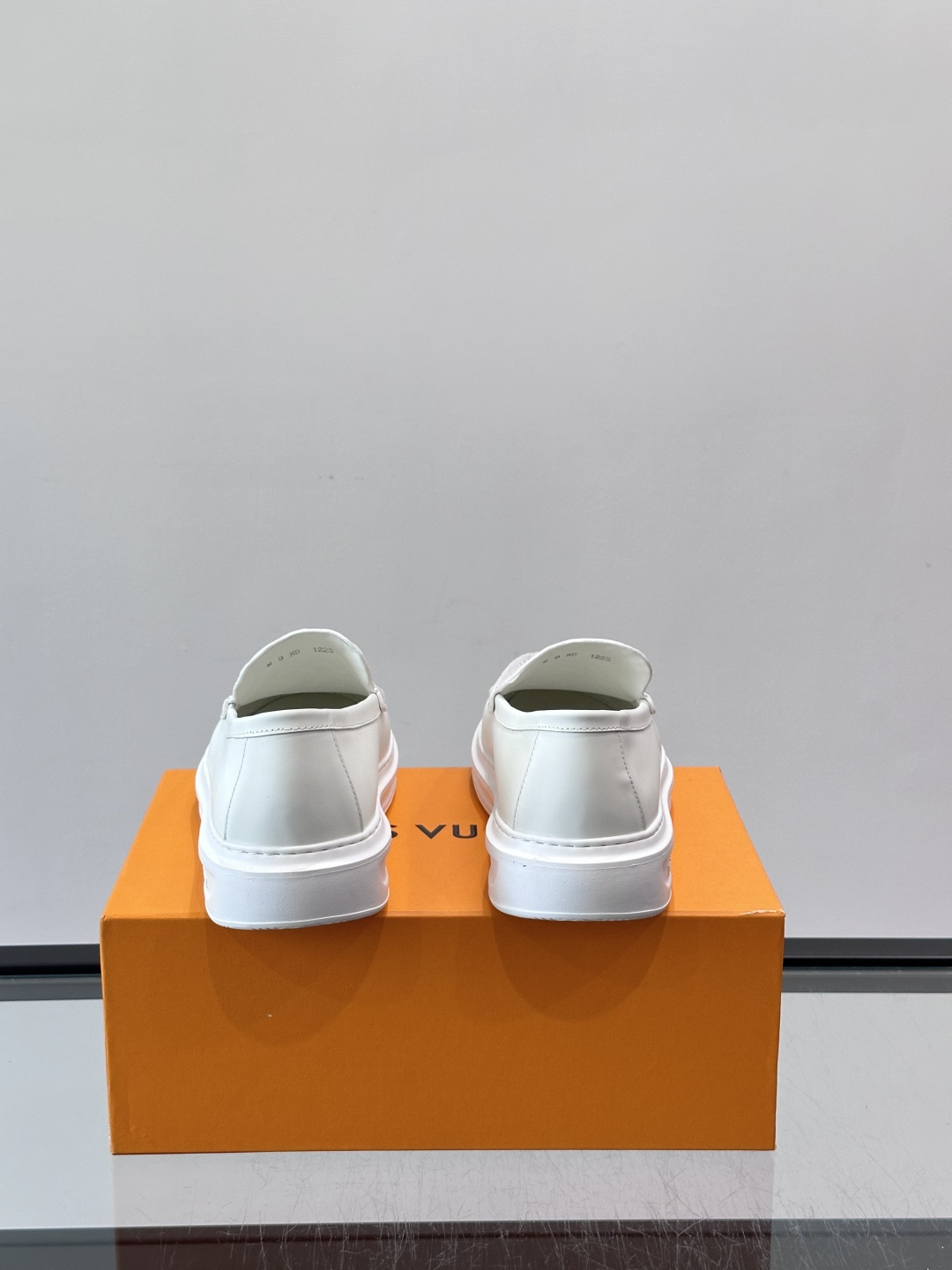 ​​LV PrePPy 莫卡辛鞋，麂皮鞋面搭配 Monogram 老花内衬，厚底设计。PrePPy 系列