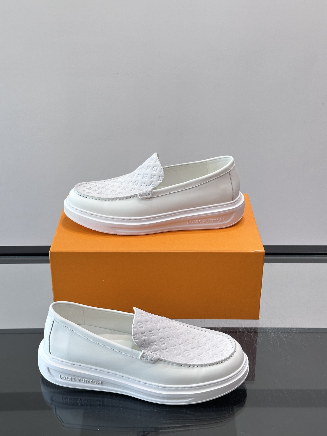 ​​LV PrePPy 莫卡辛鞋，麂皮鞋面搭配 Monogram 老花内衬，厚底设计。PrePPy 系列