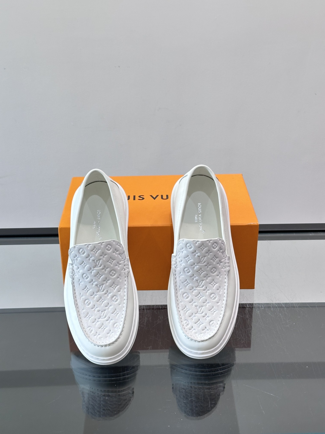 ​​LV PrePPy 莫卡辛鞋，麂皮鞋面搭配 Monogram 老花内衬，厚底设计。PrePPy 系列