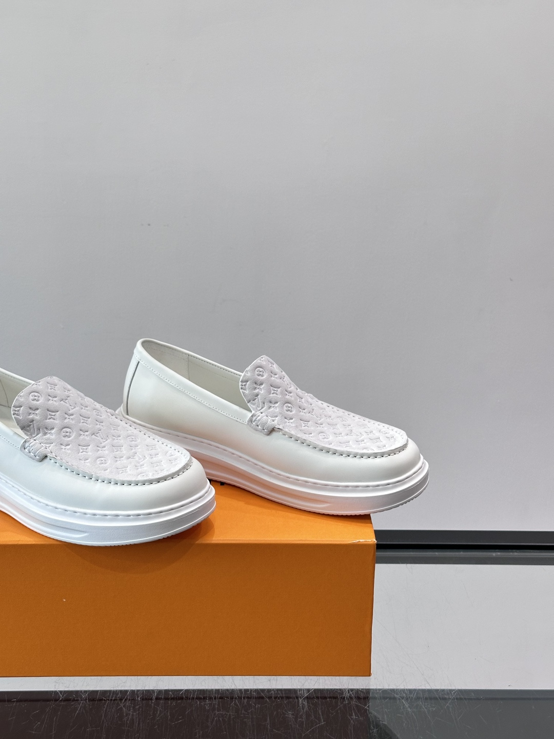​​LV PrePPy 莫卡辛鞋，麂皮鞋面搭配 Monogram 老花内衬，厚底设计。PrePPy 系列