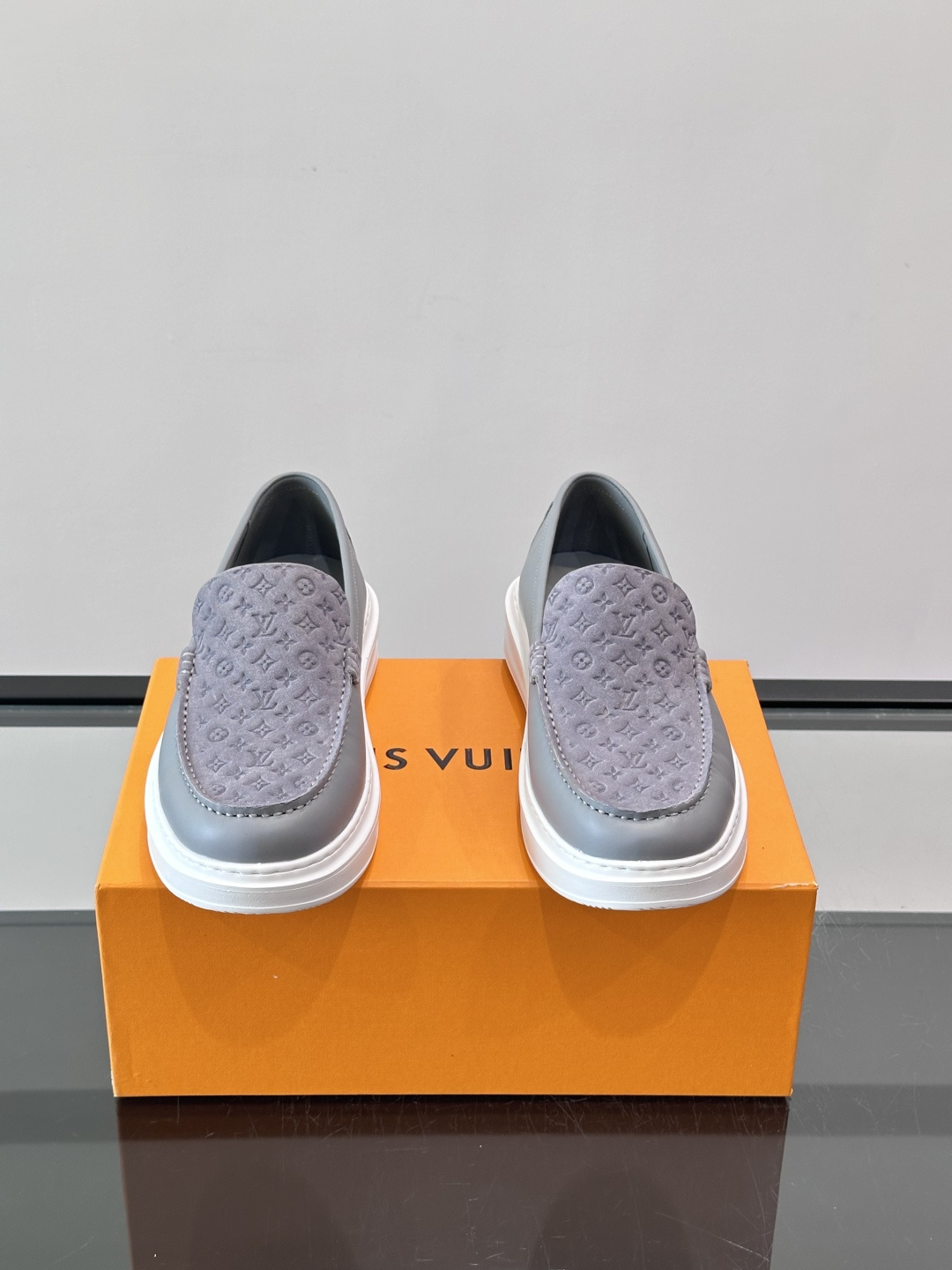 ​​LV PrePPy 莫卡辛鞋，麂皮鞋面搭配 Monogram 老花内衬，厚底设计。PrePPy 系列
