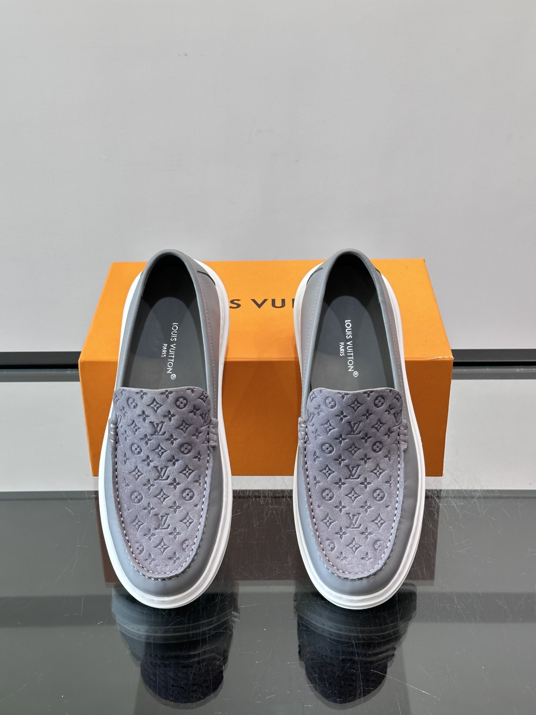 ​​LV PrePPy 莫卡辛鞋，麂皮鞋面搭配 Monogram 老花内衬，厚底设计。PrePPy 系列