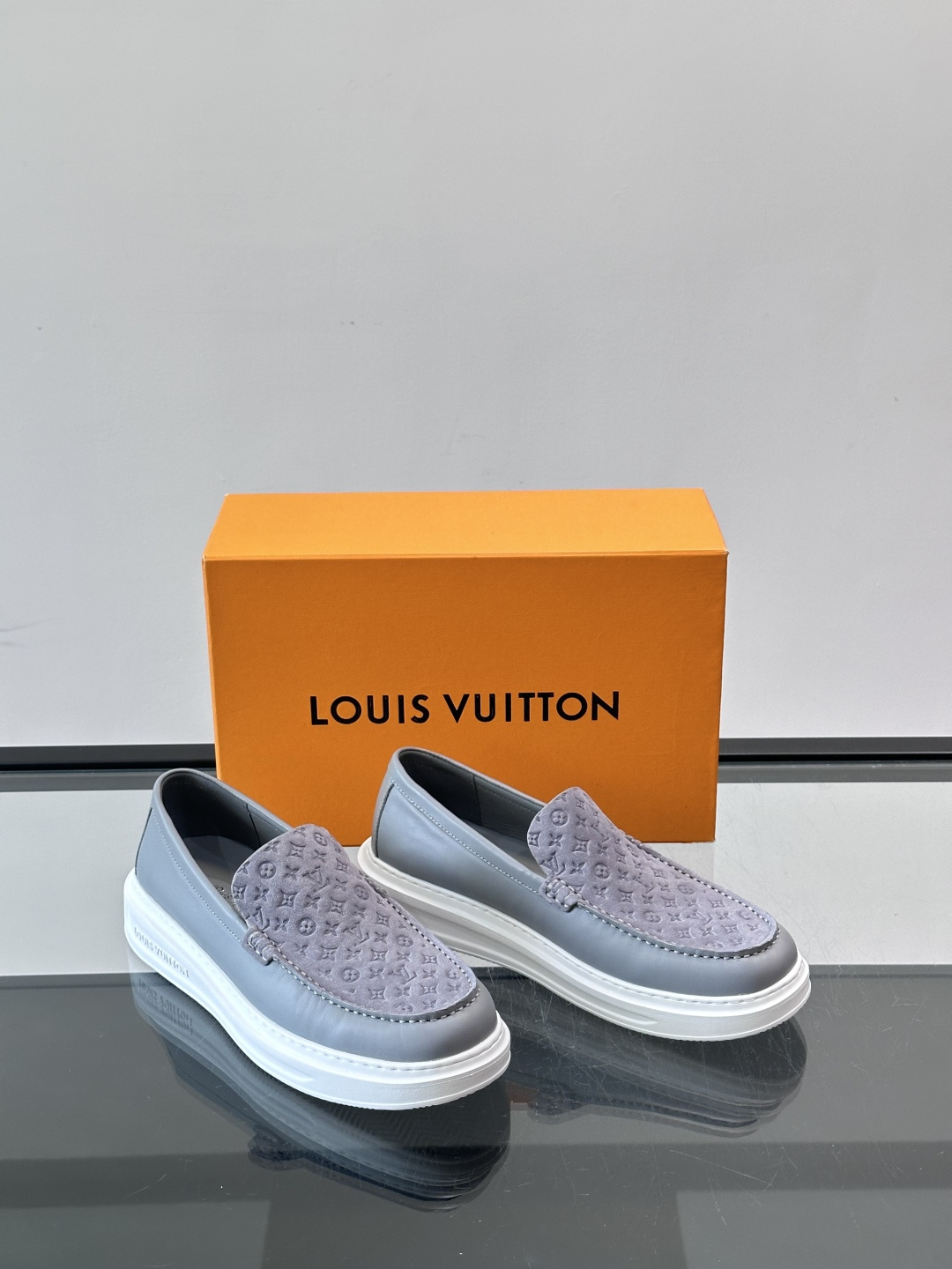 ​​LV PrePPy 莫卡辛鞋，麂皮鞋面搭配 Monogram 老花内衬，厚底设计。PrePPy 系列