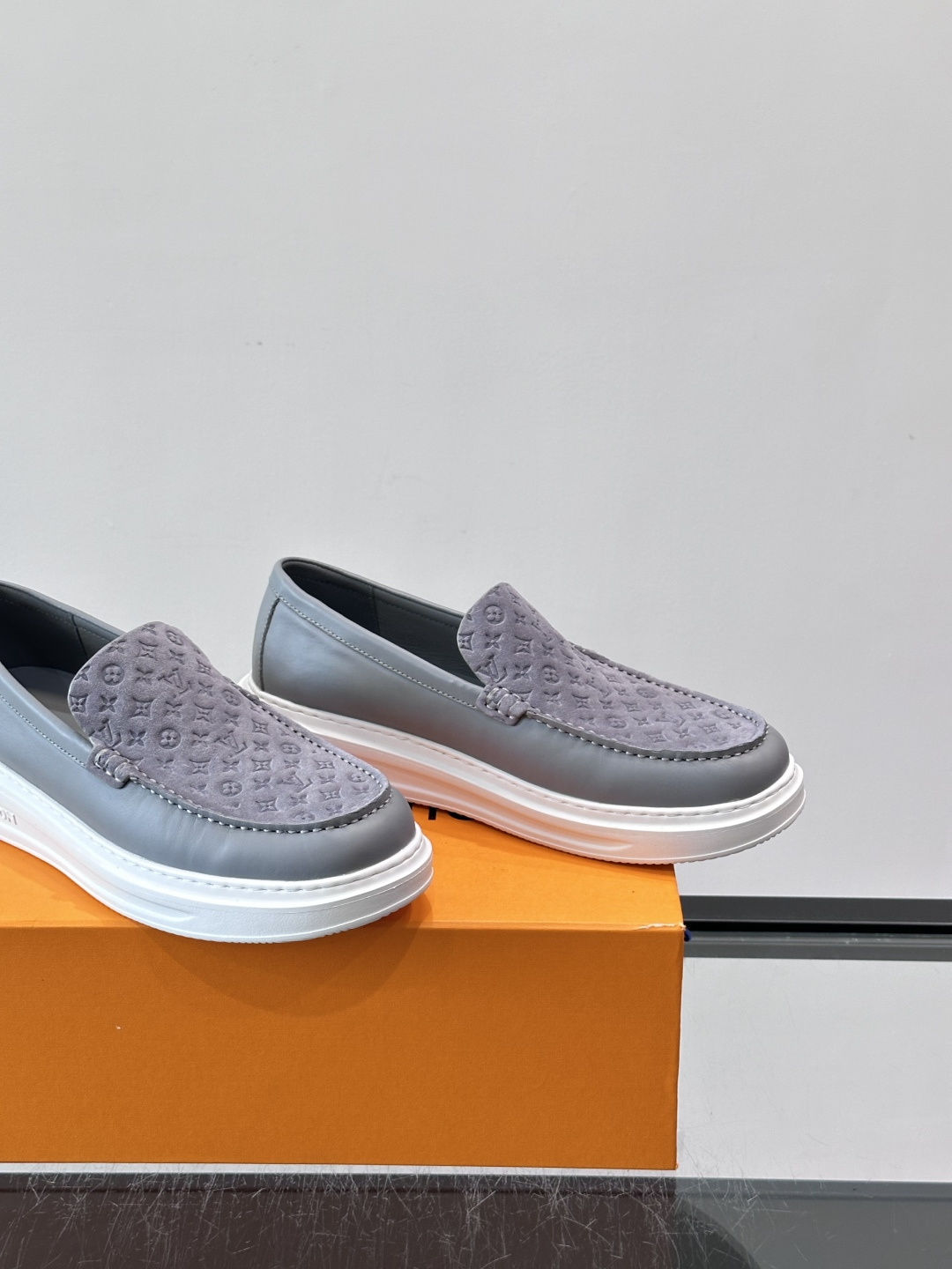 ​​LV PrePPy 莫卡辛鞋，麂皮鞋面搭配 Monogram 老花内衬，厚底设计。PrePPy 系列