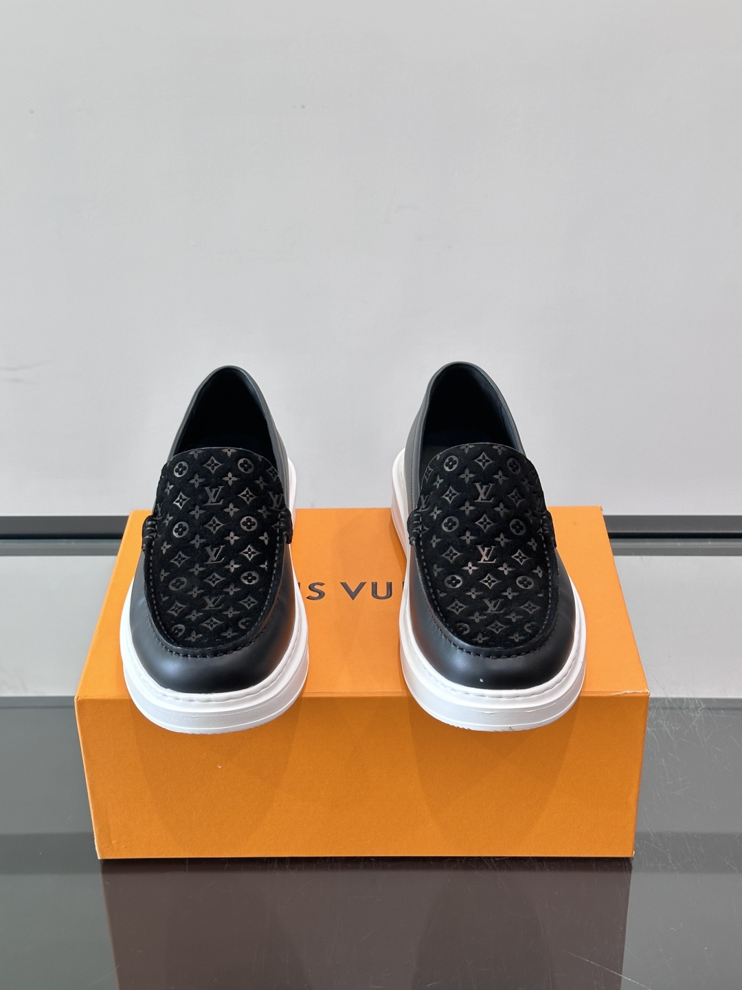 ​​LV PrePPy 莫卡辛鞋，麂皮鞋面搭配 Monogram 老花内衬，厚底设计。PrePPy 系列