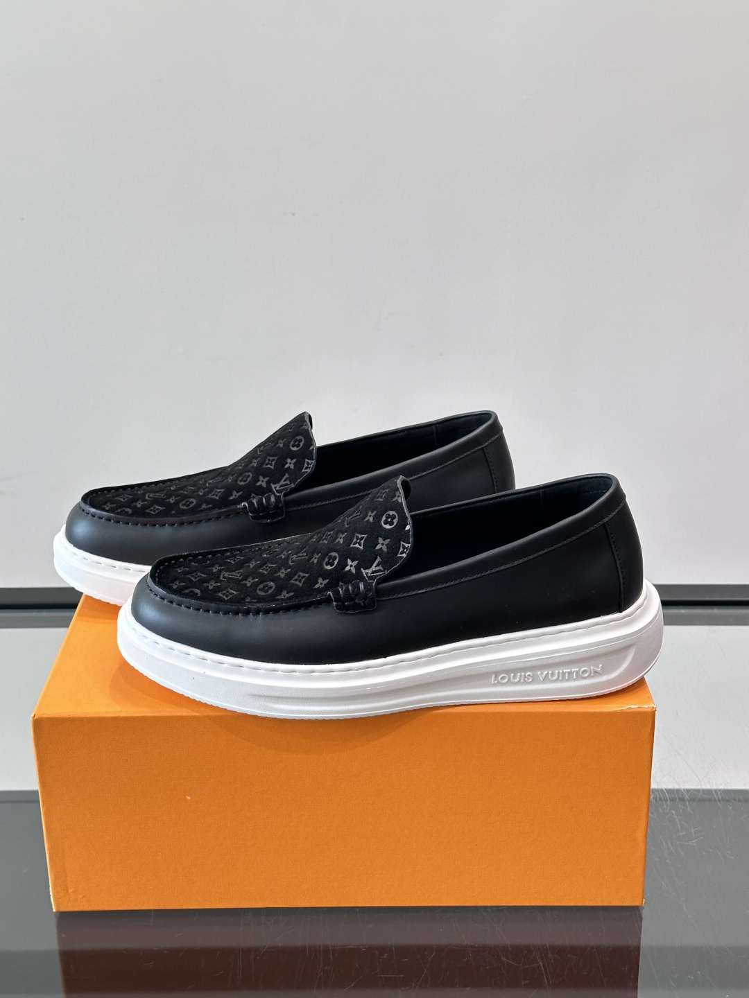 ​​LV PrePPy 莫卡辛鞋，麂皮鞋面搭配 Monogram 老花内衬，厚底设计。PrePPy 系列