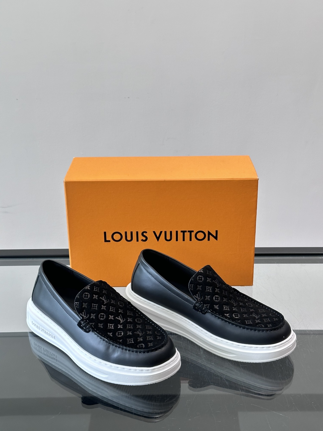 ​​LV PrePPy 莫卡辛鞋，麂皮鞋面搭配 Monogram 老花内衬，厚底设计。PrePPy 系列