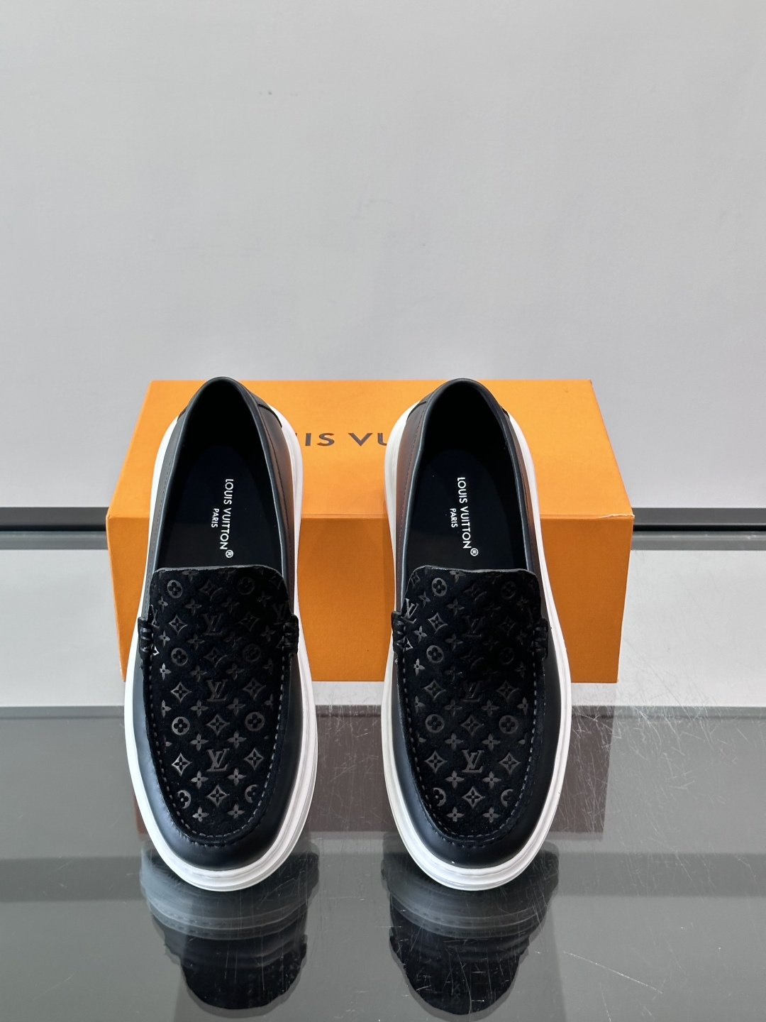 ​​LV PrePPy 莫卡辛鞋，麂皮鞋面搭配 Monogram 老花内衬，厚底设计。PrePPy 系列