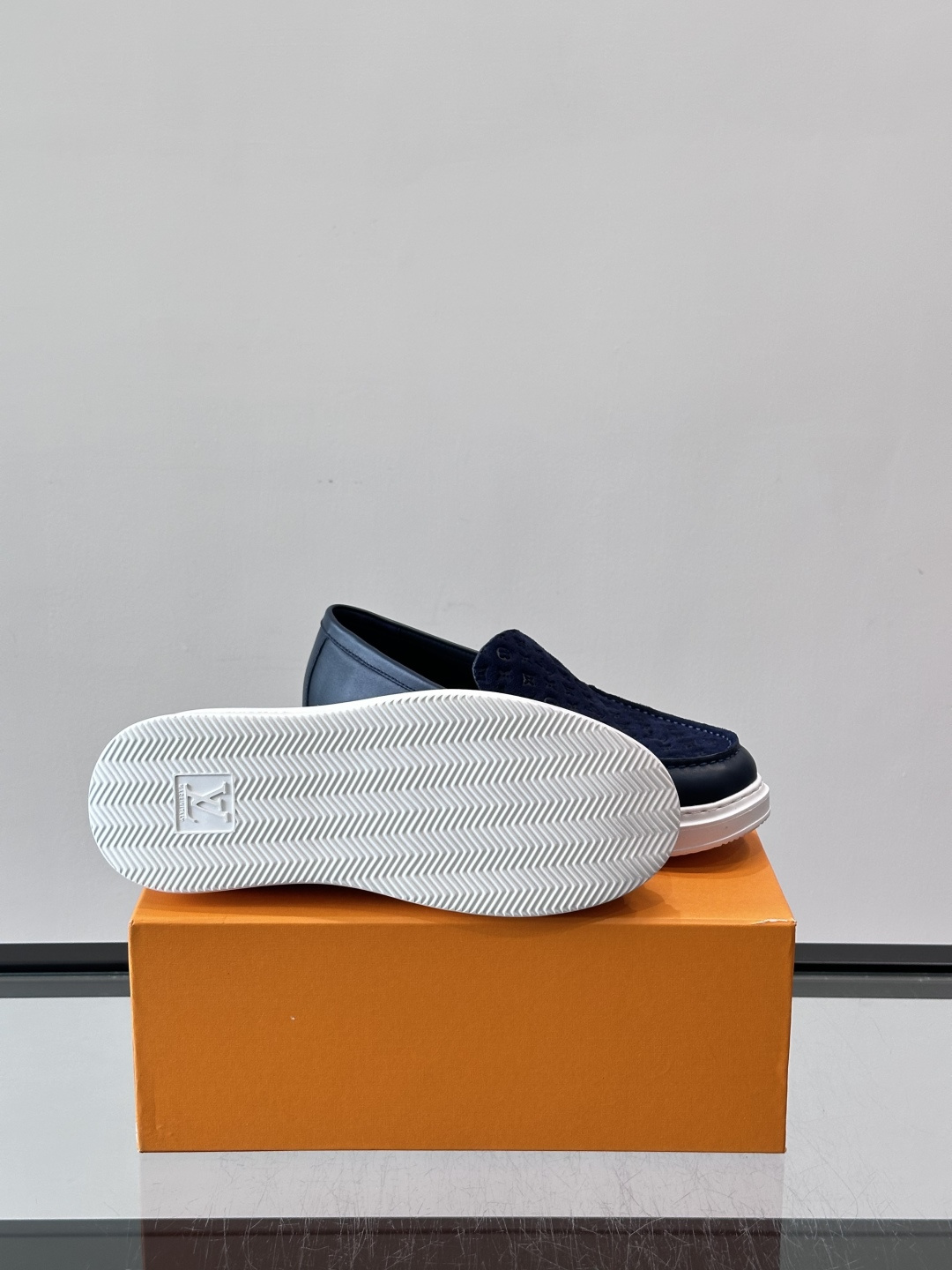​​LV PrePPy 莫卡辛鞋，麂皮鞋面搭配 Monogram 老花内衬，厚底设计。PrePPy 系列