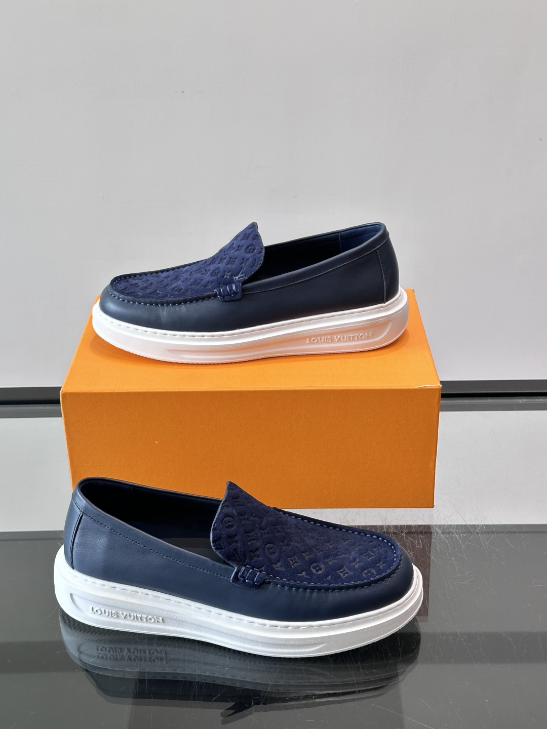 ​​LV PrePPy 莫卡辛鞋，麂皮鞋面搭配 Monogram 老花内衬，厚底设计。PrePPy 系列