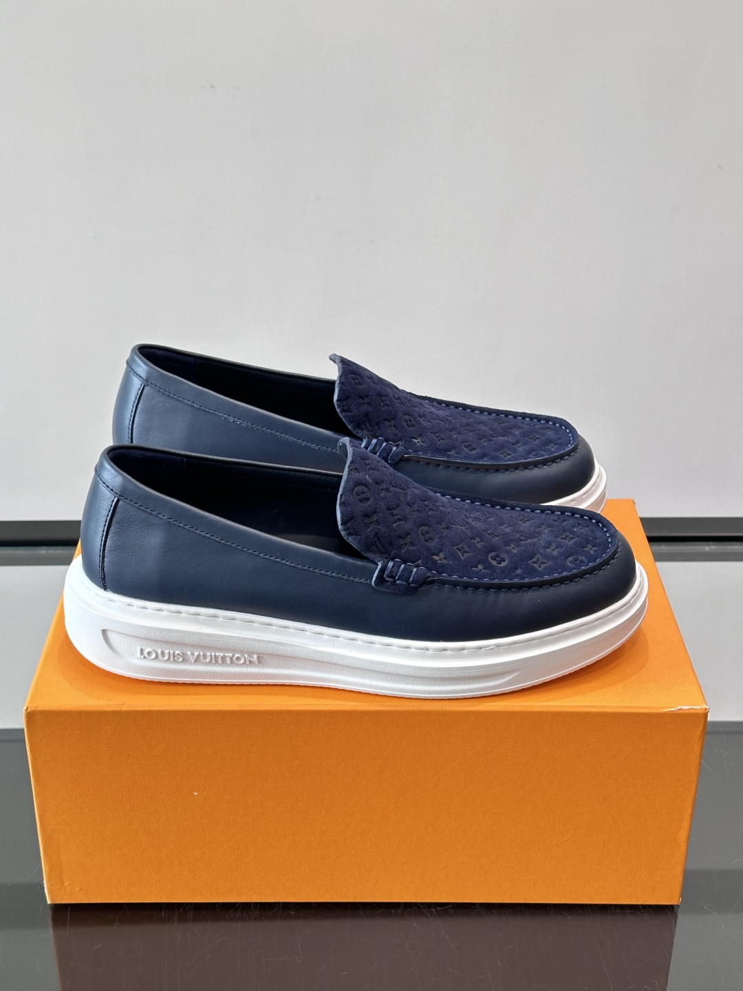 ​​LV PrePPy 莫卡辛鞋，麂皮鞋面搭配 Monogram 老花内衬，厚底设计。PrePPy 系列