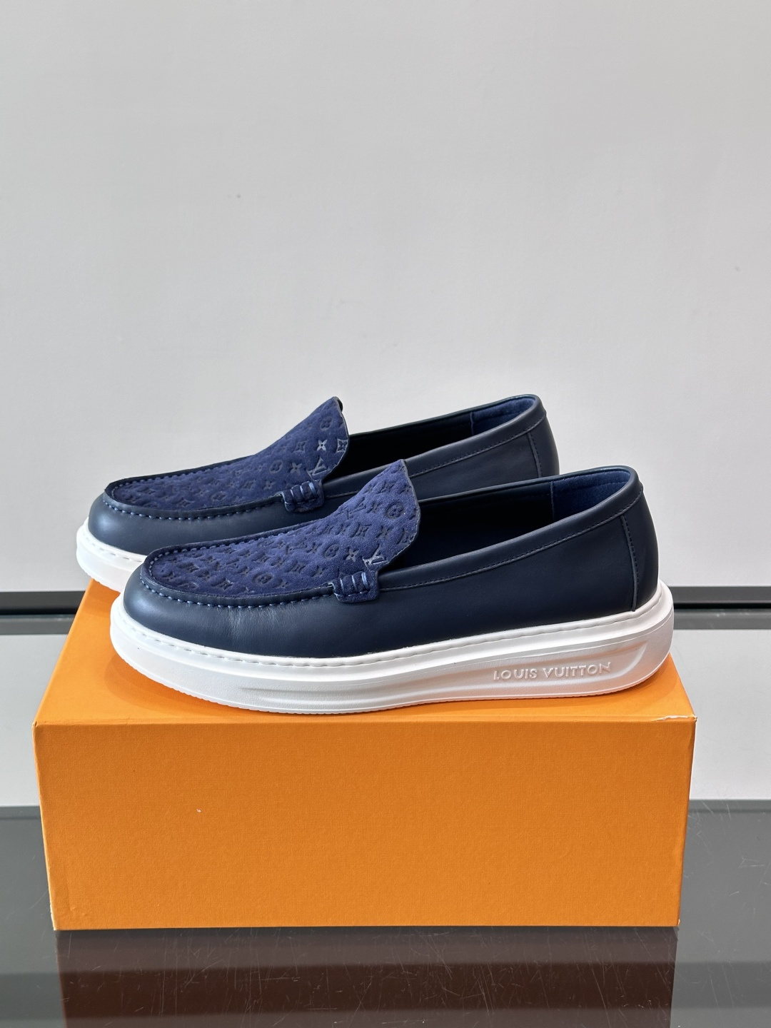 ​​LV PrePPy 莫卡辛鞋，麂皮鞋面搭配 Monogram 老花内衬，厚底设计。PrePPy 系列