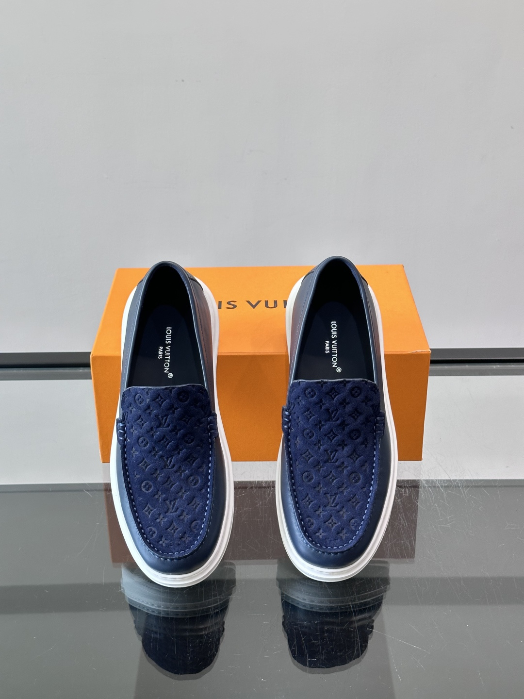 ​​LV PrePPy 莫卡辛鞋，麂皮鞋面搭配 Monogram 老花内衬，厚底设计。PrePPy 系列