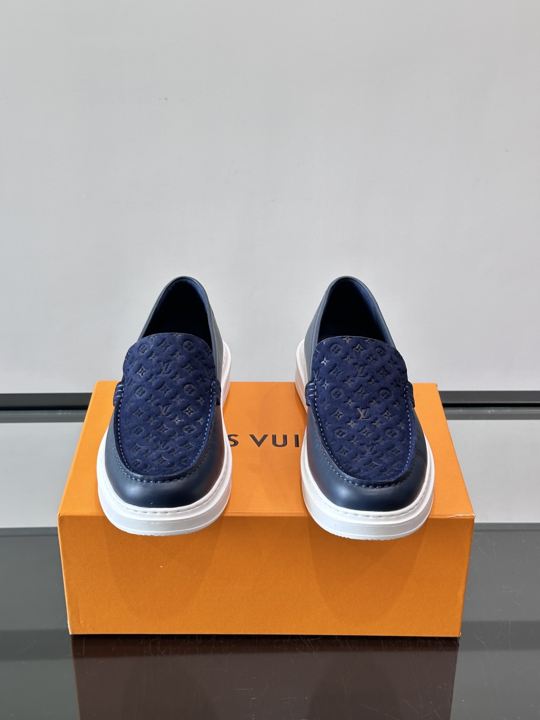 ​​LV PrePPy 莫卡辛鞋，麂皮鞋面搭配 Monogram 老花内衬，厚底设计。PrePPy 系列