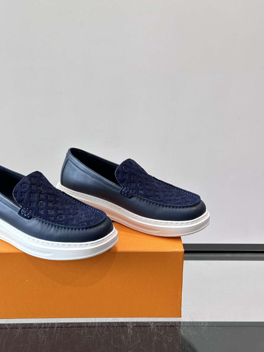 ​​LV PrePPy 莫卡辛鞋，麂皮鞋面搭配 Monogram 老花内衬，厚底设计。PrePPy 系列