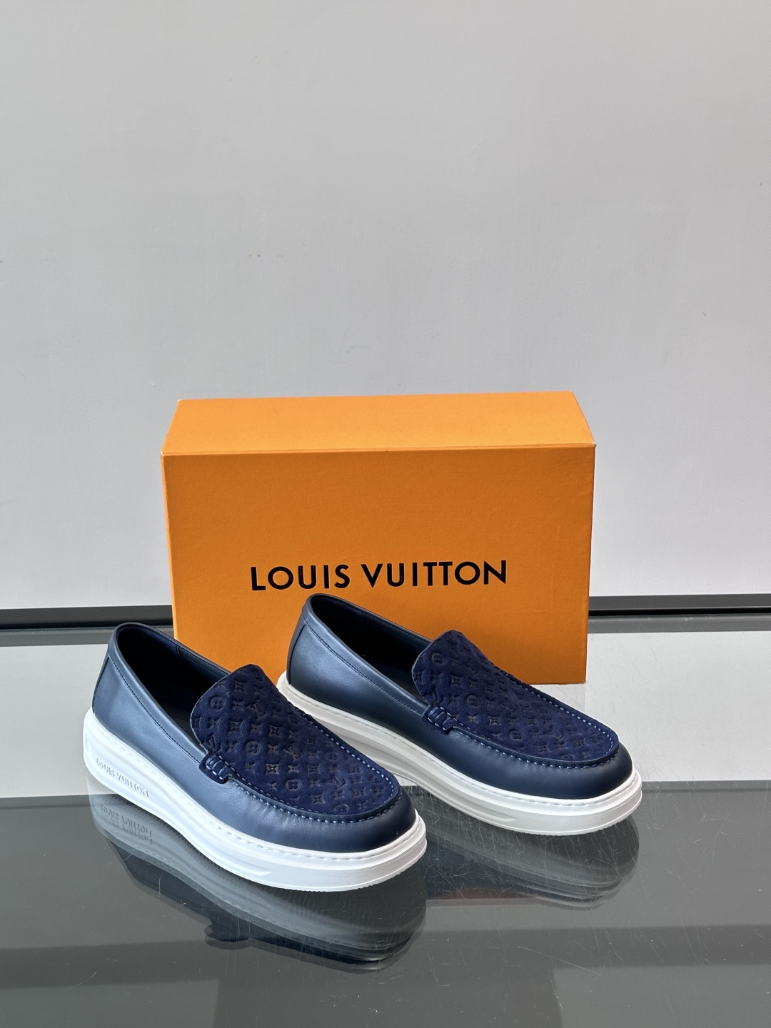 ​​LV PrePPy 莫卡辛鞋，麂皮鞋面搭配 Monogram 老花内衬，厚底设计。PrePPy 系列