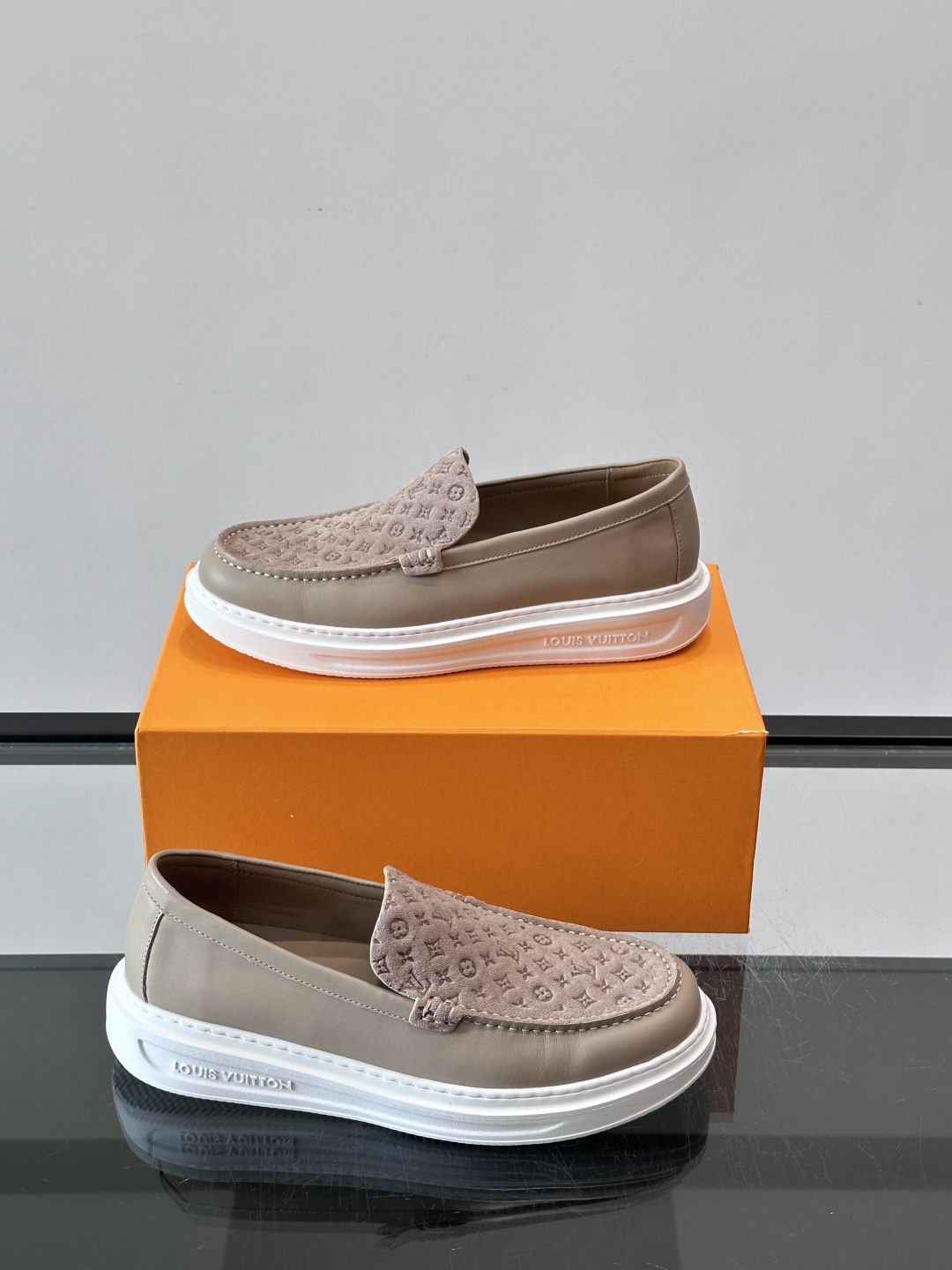 ​​LV PrePPy 莫卡辛鞋，麂皮鞋面搭配 Monogram 老花内衬，厚底设计。PrePPy 系列