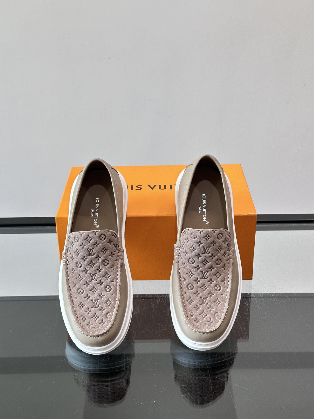 ​​LV PrePPy 莫卡辛鞋，麂皮鞋面搭配 Monogram 老花内衬，厚底设计。PrePPy 系列